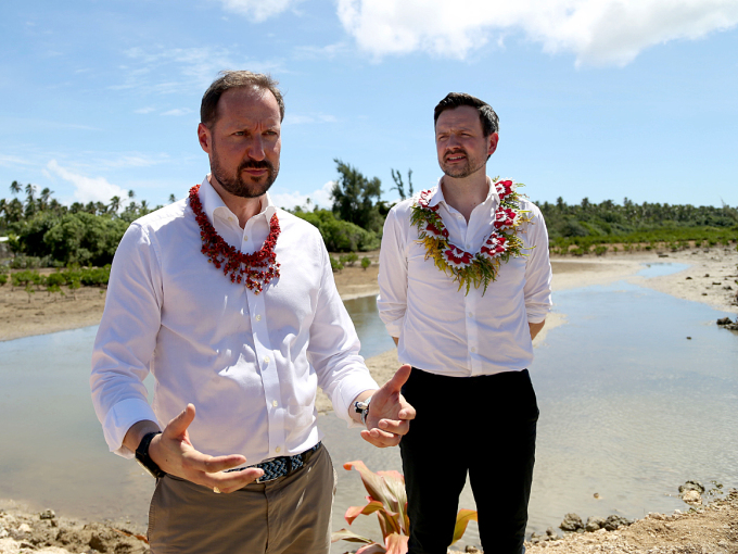 Kronprins Haakon og utviklingsminister Dag-Inge Ulstein ved Ahau Beach på Tonga. Foto: Karen Setten / NTB scanpix